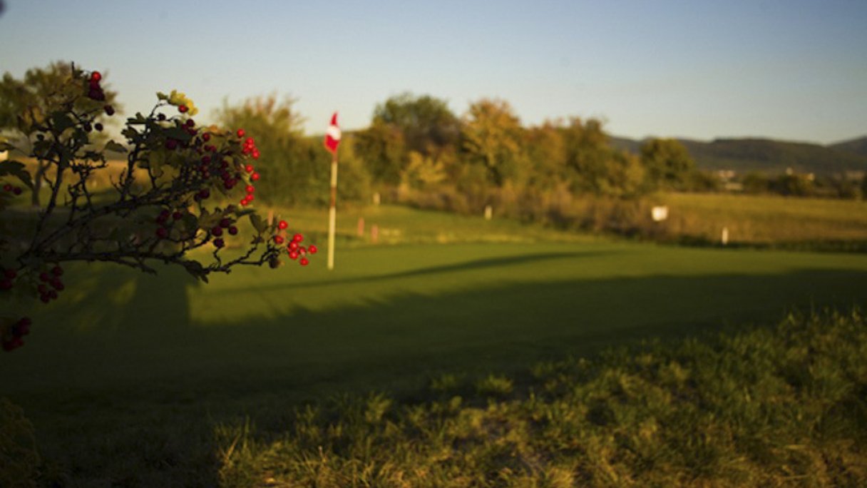 Pole golfowe Adam 1 źródło: https://www.travelguide.sk/svk/turisticke-zaujimavosti/golfovy-klub-agama_59_1.html