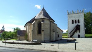 Kostol a zvonica nedaleko Kaštieľa v Strážkach źródło: wikipedia.org/wiki/Kaštieľ_v_Strážkach