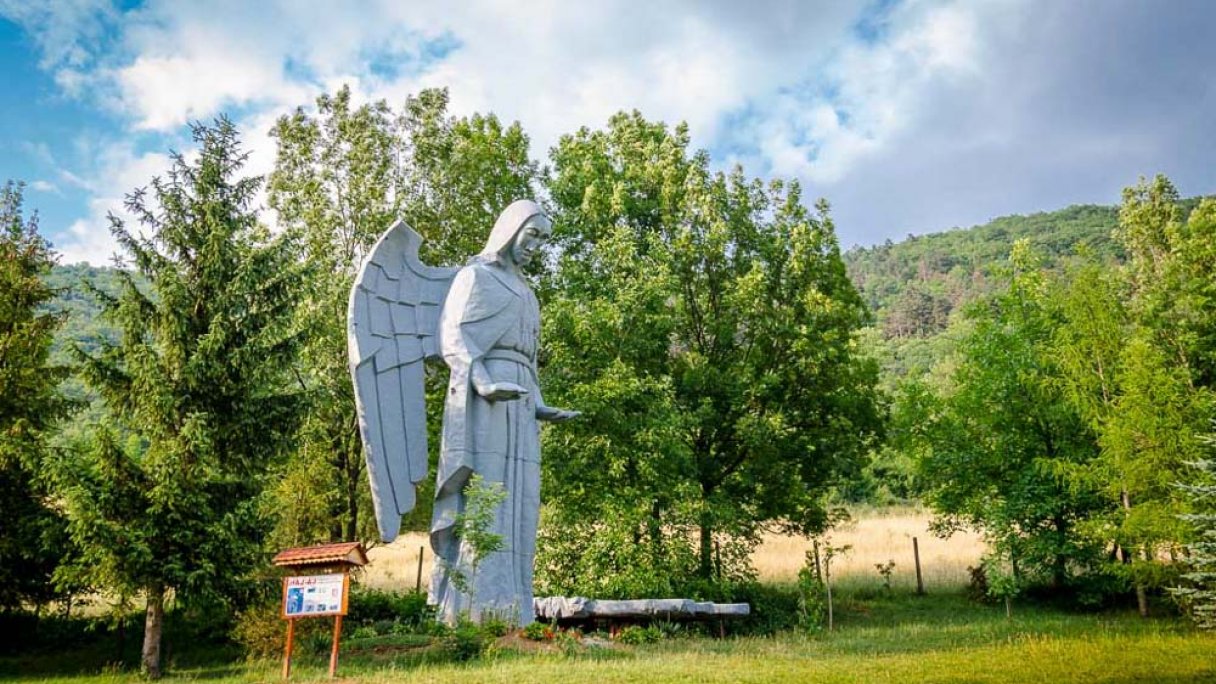 Pomnik anioła Haj 1 Autor: Planetslovakia źródło: https://www.planetslovakia.sk/zaujimavosti/17-anjel-v-haji