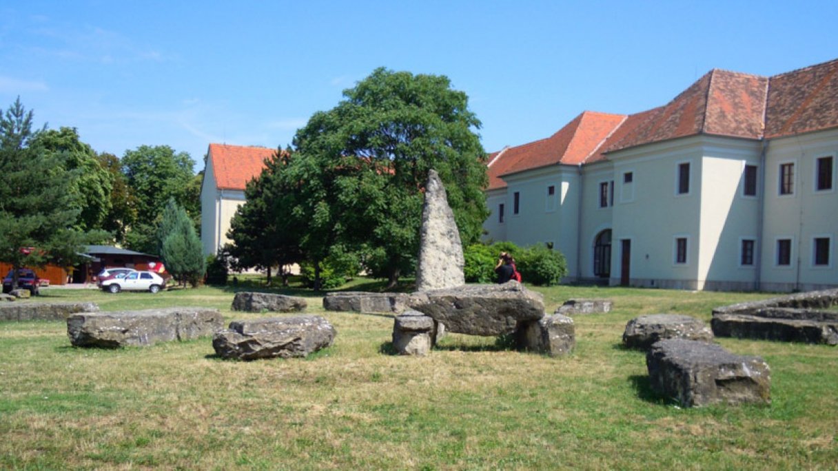 Słowackie megality Stonehenge Holíč 1 źródło: https://sk.wikipedia.org/wiki/Hol%C3%AD%C4%8D_(pravek%C3%BD_kultov%C3%BD_objekt)