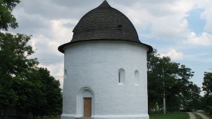 Rotunda Dvanástich apoštolov Autor: Taz666 źródło: https://upload.wikimedia.org/wikipedia/commons/d/d1/B%C3%A9ny_rotunda_1.JPG
