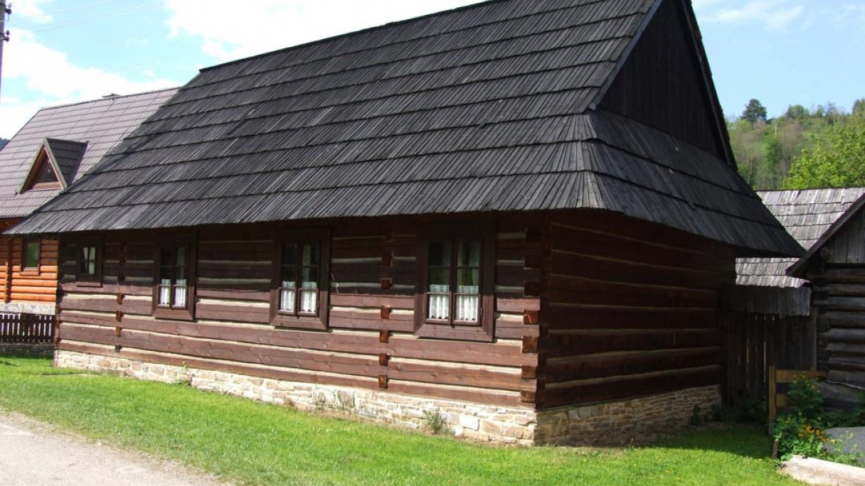 Osturňa, największy żywy skansen na Słowacji 1 źródło: https://sk.wikipedia.org/wiki/Ostur%C5%88a