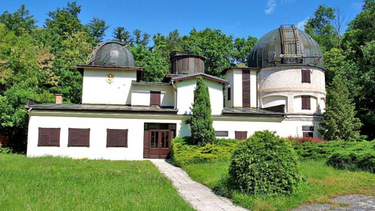 Słowackie Centralne Obserwatorium Hurbanovo 1 Autor: suh.sk źródło: https://www.sdetmi.com/podujatia/detail/38535/slovenska-ustredna-hvezdaren-hurbanovo/