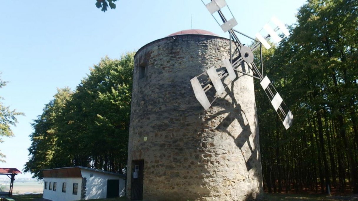 Zabytkowy wiatrak w Holíču 1 Autor: Palickap źródło: https://slovenskycestovatel.sk/item/veterny-mlyn-holic