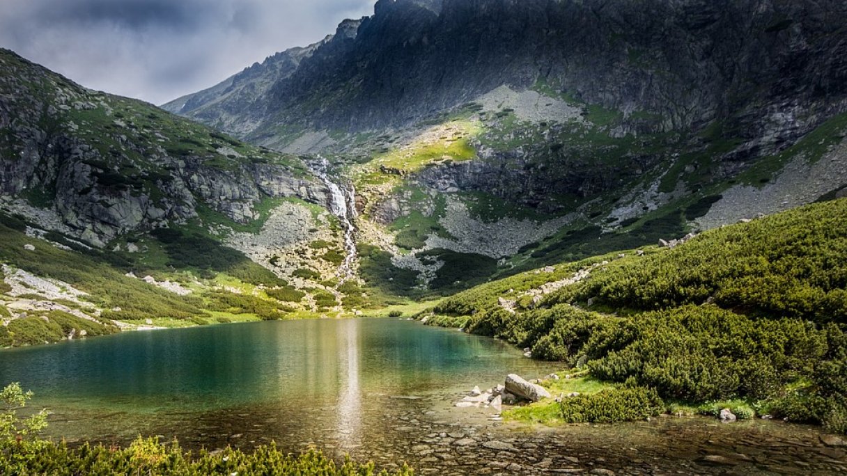 Velický vodopád Autor: LubosHouska źródło: https://cdn.pixabay.com/photo/2016/07/19/22/17/mountains-1529088_960_720.jpg