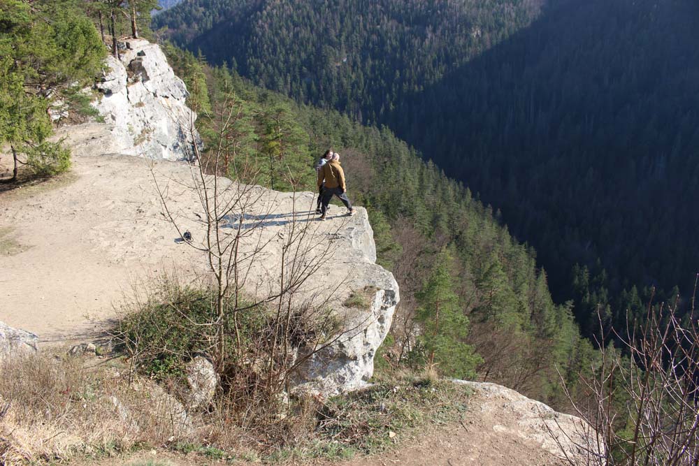 Tomášovský výhľad z ktorého je možný strmý pohľad dole do doliny.