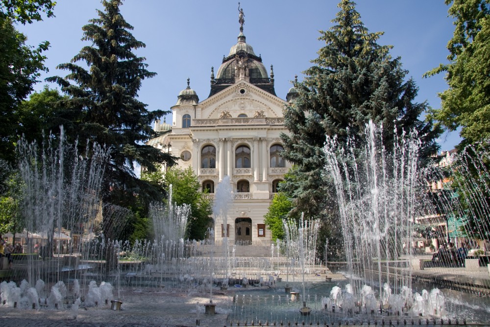 Známa spievajúca fontána na námestí v Košiciach