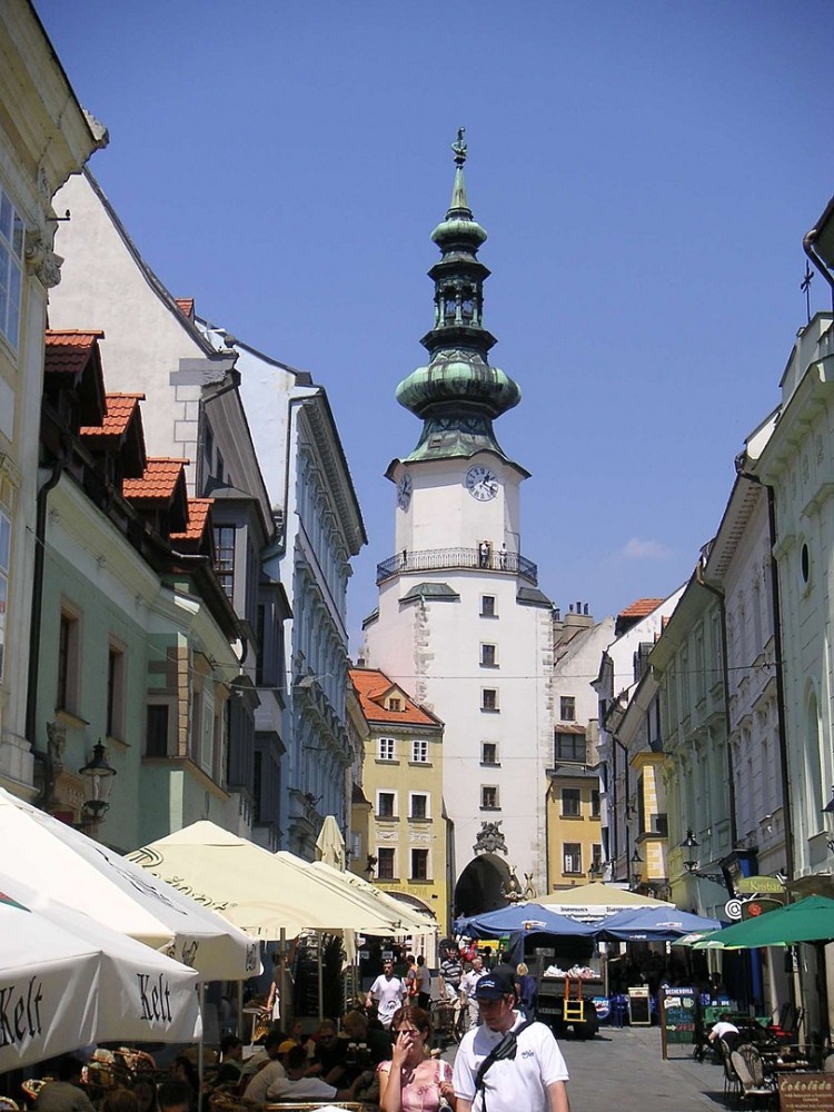 Tradičná Michalská brána v centre časti Bratislava - Staré mesto