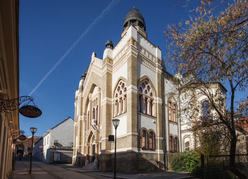Zachovaná nitrianska synagóga za slnečného dňa